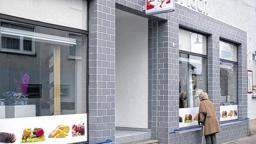 „Unser Lädle“: Dies ist der vor sechs Wochen eröffnete Dorfladen in Gräfendorf, der Vorbild sein könnte für den Tante-Emma-Laden, der in Aura wieder für mehr Dorfleben und eine Nahversorgung sorgen soll. Über einen Standort in Aura ist noch nicht entschieden. „Unser Lädle“: Dies ist der vor sechs Wochen eröffnete Dorfladen in Gräfendorf, der Vorbild sein könnte für den Tante-Emma-Laden, der in Aura wieder für mehr Dorfleben und eine Nahversorgung sorgen soll. Über einen Standort in Aura ist noch nicht entschieden.