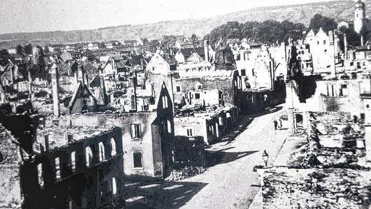 Totale Zerstörung: Auch die Klosterstraße wurde beim Bombenangriff am 16. März 1945 nahezu komplett ausradiert.