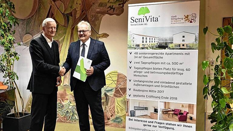 Bürgermeister Claus Bittenbrünn (rechts) und Uwe Seifen, Vorstandsvorsitzender der SeniVita Social Estate AG, besiegelten am Montag den Bau einer SeniVita-Pflegewohnanlage in Königsberg.