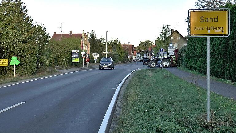 Zur Verkehrsberuhigung soll das Ortseingangsschild nach dem Willen des Gemeinderates in Richtung Kreisel versetzt werden. Zur Verkehrsberuhigung soll das Ortseingangsschild nach dem Willen des Gemeinderates in Richtung Kreisel versetzt werden.