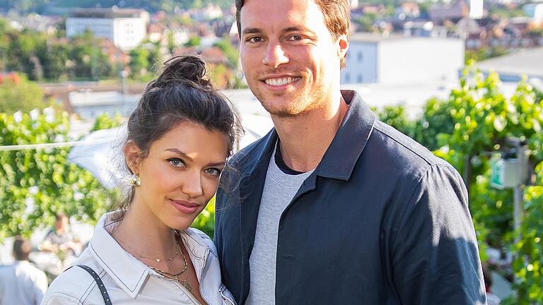 Model Anna-Christina Schwartz mit ihrem Freund bei Wein Am Stein in Würzburg. Model Anna-Christina Schwartz mit ihrem Freund bei Wein Am Stein in Würzburg.