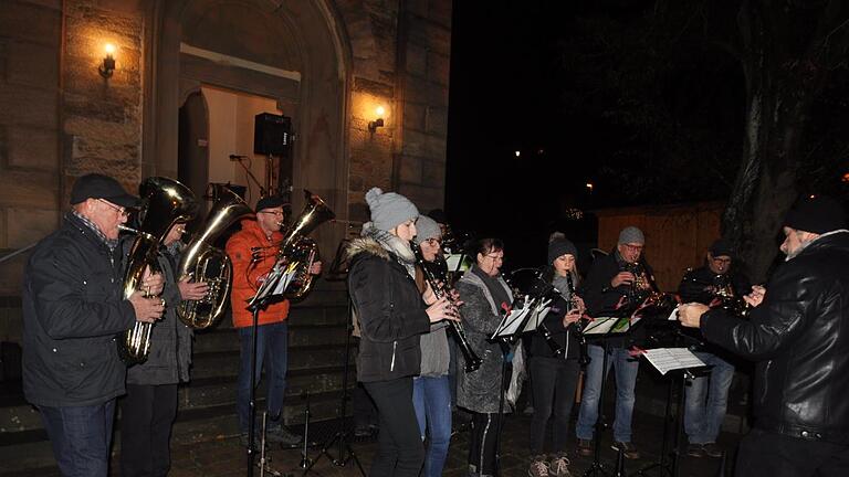 Wie in jedem Jahr spielen die Altenberg-Musikanten vor der Kirche adventliche Melodien . Foto: Arthur Stollberger/Archiv - Wie in jedem Jahr spielen die Altenberg-Musikanten vor der Kirche adventliche Melodien . Foto: Arthur Stollberger/Archiv Wie in jedem Jahr spielen die Altenberg-Musikanten vor der Kirche adventliche Melodien . Foto: Arthur Stollberger/Archiv - Wie in jedem Jahr spielen die Altenberg-Musikanten vor der Kirche adventliche Melodien . Foto: Arthur Stollberger/Archiv
