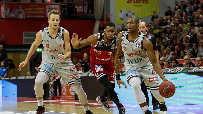 JobStairs Giessen 46ers - s.Oliver Wuerzburg, Basketball, easy Credit BBL,07.12.2019       -  Deutschland, Giessen, Osthalle, 07.12.2019, easy Credit  BBL, 11.Spieltag, JobStairs Giessen 46ers - s.Oliver Wuerzburg
Bild: v.li.Lucas Fischer (s.Oliver Wuerzburg),Brandon Thomas (JobStairs GIESSEN 46ers) ,Cameron Wells (s.Oliver Wuerzburg)