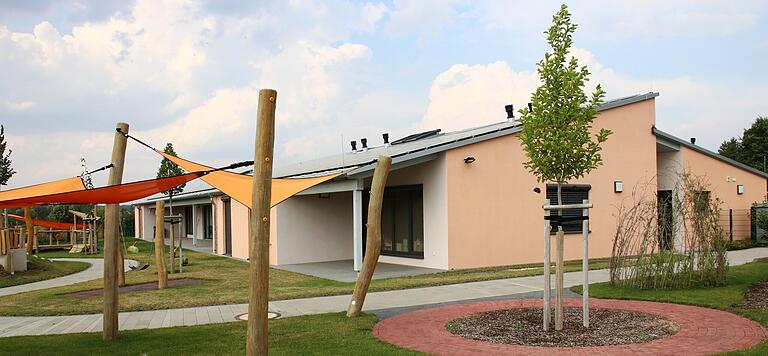 Das neue Schmuckstück in Sachen Kindertageseinrichtungen in Wiesentheid, sowohl optisch als auch einrichtungstechnisch-konzeptionell, ist die Kinderkrippe St. Benedikt. Hierher kommen über 25 Krippen-Kinder. Das neue Schmuckstück in Sachen Kindertageseinrichtungen in Wiesentheid, sowohl optisch als auch einrichtungstechnisch-konzeptionell, ist die Kinderkrippe St. Benedikt. Hierher kommen über 25 Krippen-Kinder.