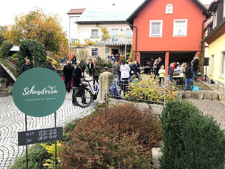 Der Unverpacktladen 'Schusderra': Eigeninitiative in Zeiten von Klimawandel und Naturzerstörung zeigen drei Damen in Neubrunn. Der Unverpacktladen 'Schusderra': Eigeninitiative in Zeiten von Klimawandel und Naturzerstörung zeigen drei Damen in Neubrunn.