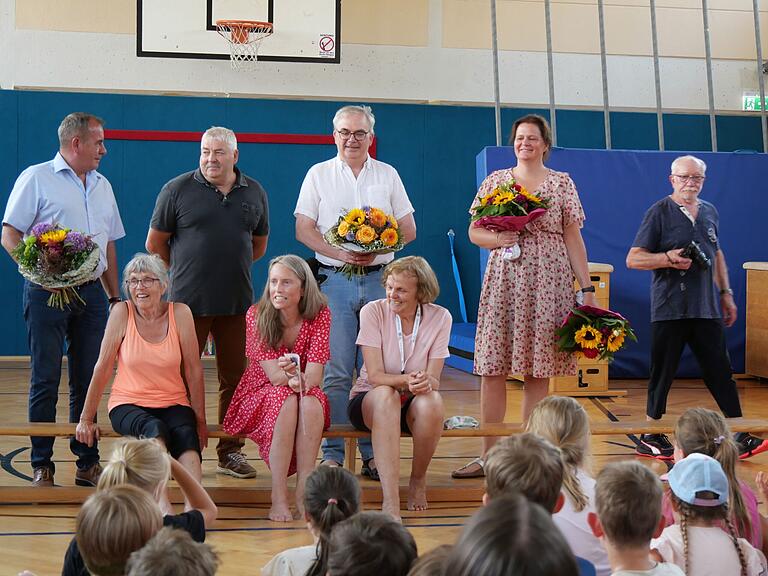 Bei der letzten Stunde Kinderturnen vor den Ferien wurden die langjährigen Übungsleiterinnen verabschiedet. Vorne von links: Margret Sauer, ihre Tochter Sabine, und Margit Franke. Hinten von links: Bürgermeister Alois Fischer, Sportvereinsvorsitzender Günter Kamm, der zweite Bürgermeister Winfried Schraut, VfR-Schriftführerin Monika Wenemoser und Roland Sauer. Bei der letzten Stunde Kinderturnen vor den Ferien wurden die langjährigen Übungsleiterinnen verabschiedet. Vorne von links: Margret Sauer, ihre Tochter Sabine, und Margit Franke. Hinten von links: Bürgermeister Alois Fischer, Sportvereinsvorsitzender Günter Kamm, der zweite Bürgermeister Winfried Schraut, VfR-Schriftführerin Monika Wenemoser und Roland Sauer.