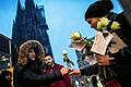 Situation am Hauptbahnhof in Köln       -  Nach den Übergriffen auf Frauen: Migranten verteilen Blumen an Passantinnen vor dem Hauptbahnhof.