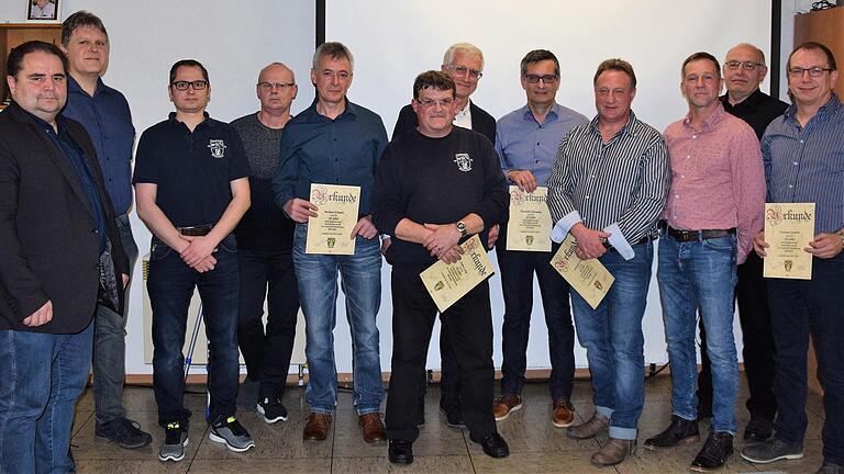 Bürgermeister Günter Koser, Vorstand Frank Seufert und Kommandant Andreas Göttinger (von links) ehrten am Samstagabend Mitglieder, die der Feuerwehr Steinfeld seit 40 Jahren die Treue halten.