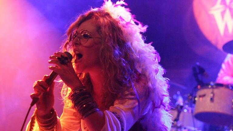Tara Degl'Innocenti steht bei 'The Spirit of Woodstock' als Janis Joplin auf der Bühne. Tara Degl'Innocenti steht bei 'The Spirit of Woodstock' als Janis Joplin auf der Bühne.
