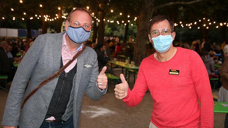 Rundum zufrieden mit dem Volkacher Kabarett-Sommer waren am Samstagabend Tourismusleiter Marco Maiberger (rechts) und Volker Heißmann (links) von der Comödie Fürth. Ihr Fazit: "Der Aufwand hat sich gelohnt." Rundum zufrieden mit dem Volkacher Kabarett-Sommer waren am Samstagabend Tourismusleiter Marco Maiberger (rechts) und Volker Heißmann (links) von der Comödie Fürth. Ihr Fazit: "Der Aufwand hat sich gelohnt."