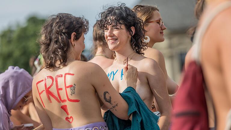 Um auf Ungleichbehandlung von Menschen mit Brüsten hinzuweisen, trafen sich am Donnerstagabend rund 150 Menschen für einen Oben-ohne-Demozug auf Fahrrädern. Um auf Ungleichbehandlung von Menschen mit Brüsten hinzuweisen, trafen sich am Donnerstagabend rund 150 Menschen für einen Oben-ohne-Demozug auf Fahrrädern.