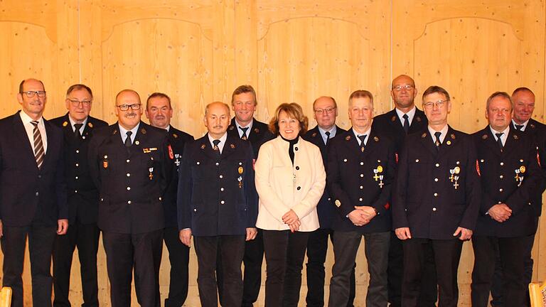 Ehrungen bei der Feuerwehr Oberleichtersbach für 40 Jahre Zugehörigkeit: Stellvertretende Landrätin Brigitte Meyerdierks (Mitte), Bürgermeister Dieter Muth (von links) und Kreisbrandrat Benno Metz gratulierten Walter Muth, Karl Ziegler, Roland Rom...       -  Ehrungen bei der Feuerwehr Oberleichtersbach für 40 Jahre Zugehörigkeit: Stellvertretende Landrätin Brigitte Meyerdierks (Mitte), Bürgermeister Dieter Muth (von links) und Kreisbrandrat Benno Metz gratulierten Walter Muth, Karl Ziegler, Roland Romeis, Harald Romeis, Georg Müller, Günter Muth, Peter Fuchs, Manfred Weller, Manfred Fischer und Karlheinz Manger. Foto: Karina Kirchner