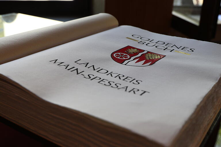 Der Landkreis Main-Spessart hat sich zum 50. Geburtstag ein Goldenes Buch geschenkt. Für die Einträge und Beschriftung sorgte der Karlstadter Kalligraf Gosbert Stark.&nbsp;