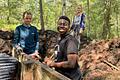 Der südafrikanische Schüler Reha Mukwevo (mitte) von der Southern Cross School aus Hoedspruit ist mit vollem Eifer beim Bau des Stauwehres im Schwarzen Moor dabei. Auch Clara Fatt (links) vom Martin-Pollich-Gymnasium packt kräftig mit an.&nbsp;