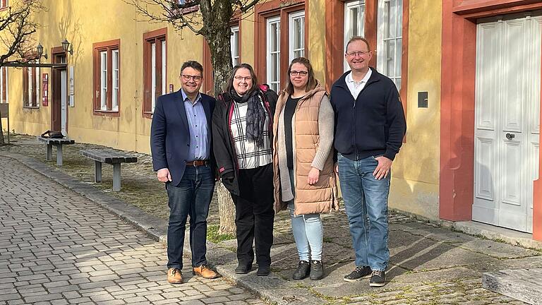Das Team der Praxis Derks vor dem Spital in Aub (von links) Bürgermeister Roman Menth, die Praxismitarbeiterinnen Jennifer Schwartz und Susanne Scheck sowie der Arzt Florian Derks.