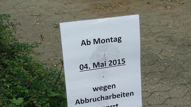 Abbruch Goldener Löwe       -  Abriss beginnt: Der Abbruch des seit Jahren leerstehenden Gasthausen Goldener Löwe an der Ecke Lindenstraße/Würzburger Straße hat begonne. Seit Montag wird das einsturzgefährdete Gerbäude abgebrochen.