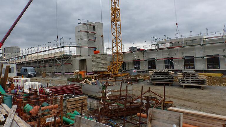 Die Baustelle des Weinhotels Römmert östlich von Volkach: Mitte Januar waren die Arbeiten am Beton-Rohbau abgeschlossen. Die Baustelle des Weinhotels Römmert östlich von Volkach: Mitte Januar waren die Arbeiten am Beton-Rohbau abgeschlossen.