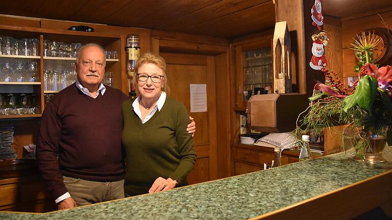 Joseph und Annemarie Yasmin, geborene Kimmelmann, bleibt nur noch der Dank an die Gäste für die schönen Jahre, die sie mit ihren Eltern und Geschwistern in der Alm begrüßen durften. Joseph und Annemarie Yasmin, geborene Kimmelmann, bleibt nur noch der Dank an die Gäste für die schönen Jahre, die sie mit ihren Eltern und Geschwistern in der Alm begrüßen durften.