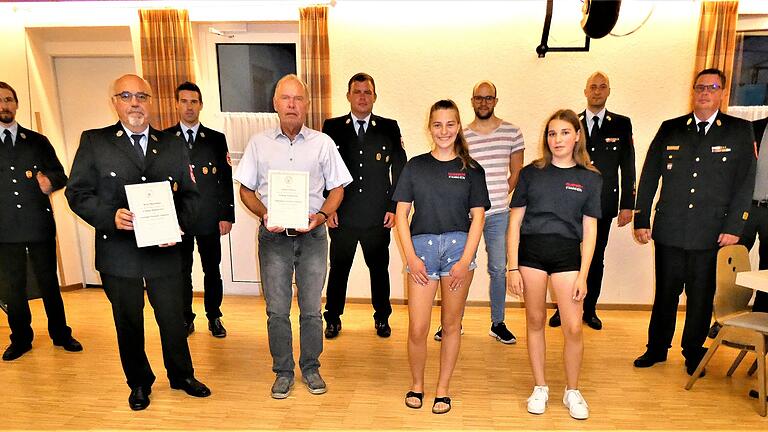 Geehrt für langjährige Treue und neu aufgenommen in den Kreis der Freiwilligen Feuerwehr Stammheim (von links): Vorsitzender Frank Flederer, Alfred Hackenberg, Kommandant Christian Hogen, Herbert Wieland, stellvertretender Kommandant Andre Leixner, Marie Ebert, Simon Wieland, Emma Endres (alle neu aufgenommen), Kreisbrandmeister Daniel Scheller, Kreisbrandinspektor Alexander Bönig und Bürgermeister Horst Herbert.