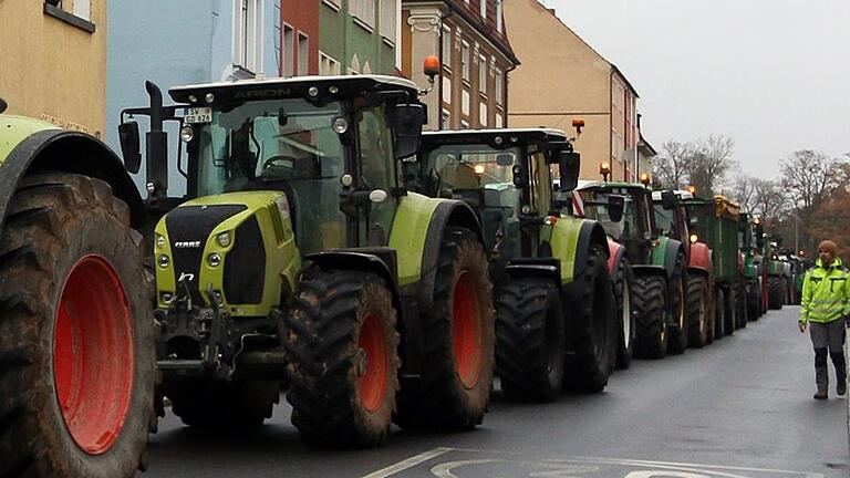 60 bis 70 Traktoren schlossen sich dem Demonstrationszug der Landwirte an. 60 bis 70 Traktoren schlossen sich dem Demonstrationszug der Landwirte an.
