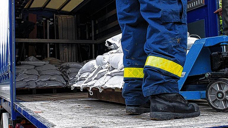 THW und Feuerwehr im Einsatz: Mehr als 1000 Sandsäcke sind in Mellrichstadt als Barriere gegen die Wasserfluten gefüllt worden. THW und Feuerwehr im Einsatz: Mehr als 1000 Sandsäcke sind in Mellrichstadt als Barriere gegen die Wasserfluten gefüllt worden.