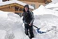 Schippen, schippen, schippen: In Kötschach im Süden von Kärnten gräbt sich ein Mann von seiner Hautür zur Straße durch den Schnee.