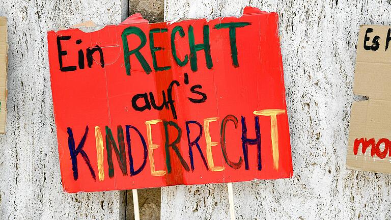 Die Themen Kinderschutz und Kinderrechte waren Thema einer Fachtagung in Würzburg. Ausgerichtet wurde sie von Wildwasser Würzburg und der Deutschen Gesellschaft für Prävention und Intervention bei Kindesmisshandlung, -vernachlässigung und sexualisierter Gewalt, kurz DGfPI. Die Themen Kinderschutz und Kinderrechte waren Thema einer Fachtagung in Würzburg. Ausgerichtet wurde sie von Wildwasser Würzburg und der Deutschen Gesellschaft für Prävention und Intervention bei Kindesmisshandlung, -vernachlässigung und sexualisierter Gewalt, kurz DGfPI.