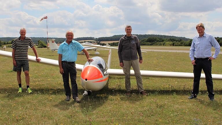 Die neue Vorstandschaft des Aero-Clubs (von rechts): Dr. Joachim Wagner (1.Vorsitzender), Dr. Andreas Brune (2. Vorsitzender), Thomas Göppner (Schriftführer) und Bernhard Hofmann (Kassier). Die neue Vorstandschaft des Aero-Clubs (von rechts): Dr. Joachim Wagner (1.Vorsitzender), Dr. Andreas Brune (2. Vorsitzender), Thomas Göppner (Schriftführer) und Bernhard Hofmann (Kassier).