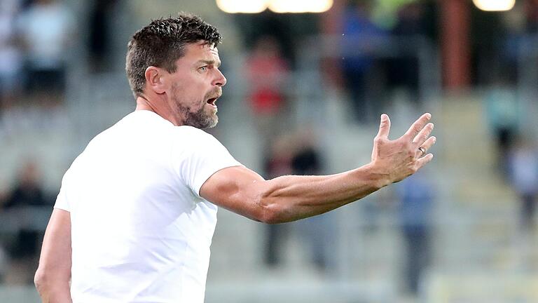 Äußerst unzufrieden mit dem Auftritt seiner Mannschaft beim 0:1 gegen den SC Freiburg II: Torsten Ziegner, Trainer der Würzburger Kickers Äußerst unzufrieden mit dem Auftritt seiner Mannschaft beim 0:1 gegen den SC Freiburg II: Torsten Ziegner, Trainer der Würzburger Kickers