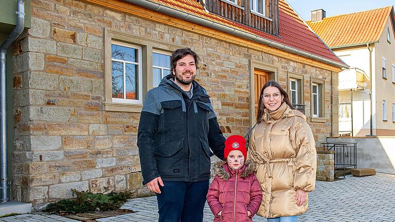 Mit viel Eigenleistung haben Veit Rudolph und Angelina Merthen, hier mit ihrer Tochter Greta, das ortsbildprägende Steinhaus in Ebertshausen saniert. Mit viel Eigenleistung haben Veit Rudolph und Angelina Merthen, hier mit ihrer Tochter Greta, das ortsbildprägende Steinhaus in Ebertshausen saniert.
