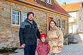 Mit viel Eigenleistung haben Veit Rudolph und Angelina Merthen, hier mit ihrer Tochter Greta, das ortsbildprägende Steinhaus in Ebertshausen saniert.