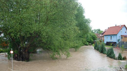 Hochwasser: Überall im Landkreis haben am Freitag Hilfskräfte gegen die Folge des starken Regens gekämpft - wie hier in Feuerbach. Hochwasser: Überall im Landkreis haben am Freitag Hilfskräfte gegen die Folge des starken Regens gekämpft - wie hier in Feuerbach.