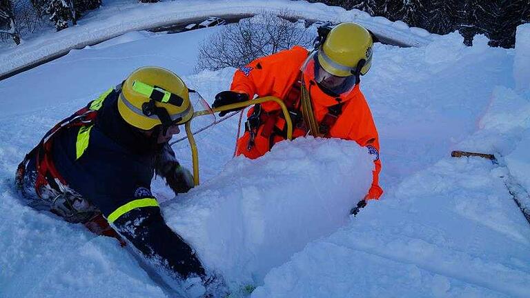 Das THW Marktheidenfeld beim Schneeräumen auf dem Obersalzberg Das THW Marktheidenfeld beim Schneeräumen auf dem Obersalzberg