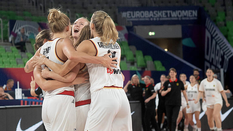 Deutschland - Tschechien.jpeg       -  Deutschlands Spielerinnen jubeln nach dem Sieg gegen Tschechien. Sie haben die große Chance sich für Olympia in Paris zu qualifizieren.