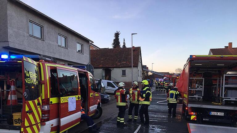 Hand in Hand arbeiteten die Feuerwehren, um den Brand schnell in den Griff zu bekommen.       -  Hand in Hand arbeiteten die Feuerwehren, um den Brand schnell in den Griff zu bekommen.