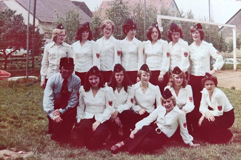 Zu Anfang waren Frauen in der Eibelstadter Feuerwehr innerhalb gesonderter Frauengruppen aktiv. Geübt wurde getrennt von den Männern, Einsätze wurden gemeinsam absolviert.