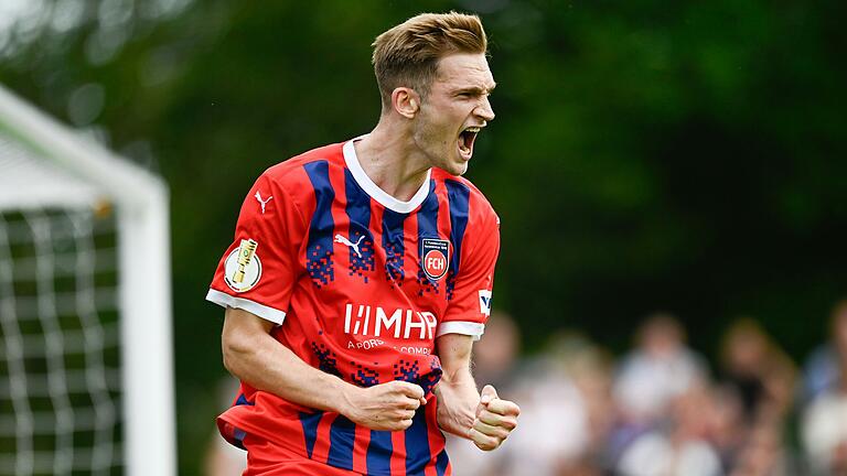 Maximilian Breunig bejubelt eines seiner drei Tore im DFB-Pokal-Spiel des FC Heidenheim beim FC Villingen. Maximilian Breunig bejubelt eines seiner drei Tore im DFB-Pokal-Spiel des FC Heidenheim beim FC Villingen.