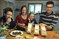 Kichererbsen aus eigener Ernte. Bei Christina und Theodor Bender in Sechselbach greifen auch Fenja und Samuel gerne zu bei den herzhaft gewürzten Falafeln.