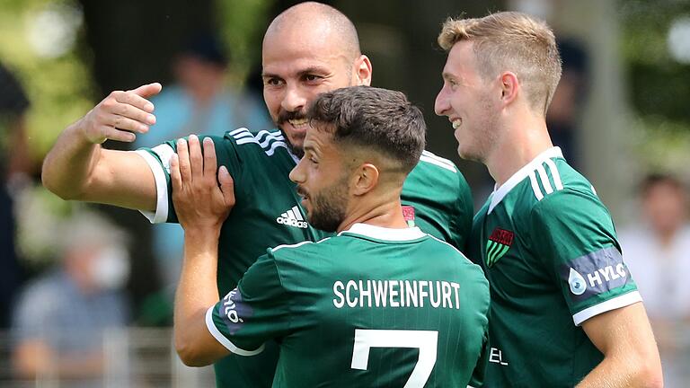 Bei diesem Trio läuft's zur Zeit: Die Schweinfurter Stürmer Adam Jabiri (hinten links) und Meris Skenderovic (rechts) treffen, Mittelfeldspieler Amar Cekic kurbelt die Offensive an.