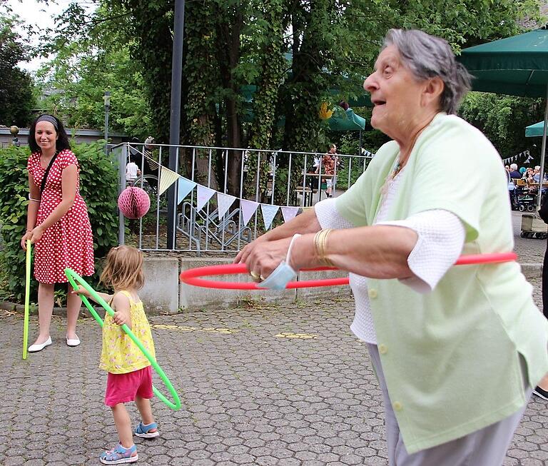 Bewegendes Mehrgenerationen-Erlebnis: Wer, wie Hanna Sycha, früher in der Hillbilly-Bar getanzt hat, der kann auch mit den Kindern Hula-Hoop-Reifen schwingen lassen. Bewegendes Mehrgenerationen-Erlebnis: Wer, wie Hanna Sycha, früher in der Hillbilly-Bar getanzt hat, der kann auch mit den Kindern Hula-Hoop-Reifen schwingen lassen.