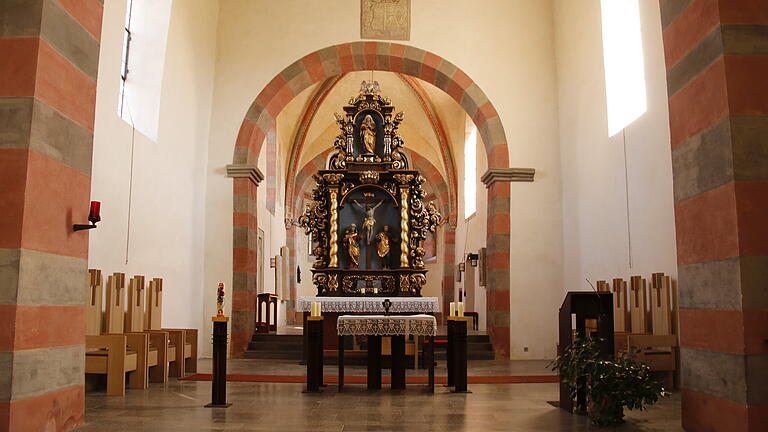 In gewissen heiligen Nächten halten die Geister Mette: Es knien Otto und Beatrix vor dem Altar und hinter ihnen alle, die in der Kirche begraben wurden.       -  In gewissen heiligen Nächten halten die Geister Mette: Es knien Otto und Beatrix vor dem Altar und hinter ihnen alle, die in der Kirche begraben wurden.