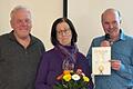 Auf dem Foto Günter Webert, neues Ehrenmitglied Beate Belz sowie Volker Stowasser.
