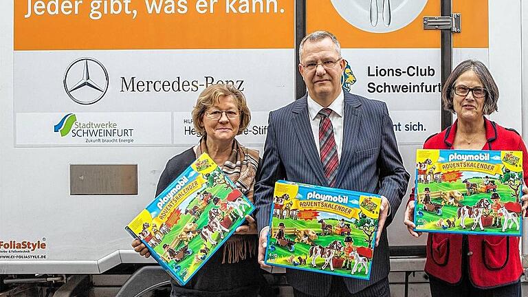 Sparda-Bank spendet Adventskalender       -  (hh)   Damit sich auch Kinder aus finanziell benachteiligten Familien in der Vorweihnachtszeit ein wenig freuen können, hat die Sparda-Bank Nürnberg aus den Mitteln ihres Gewinnspar-Vereins 220 Adventskalender des fränkischen Traditionsunternehmens Playmobil an die Schweinfurter Tafel gespendet.  Diese sind mit hochwertigem Spielzeug gefüllt. Roland Kehrlein (Mitte), Filialleiter der Sparda-Bank in Schweinfurt, nannte die Spende bei der Übergabe eine Herzensangelegenheit der Genossenschaftsbank, da viele Wünsche dieser Kinder unerfüllt bleiben müssten. Für die Tafel dankten der Sparda-Bank Brigitte Salzer (links) und Gertrud Morgenstern.