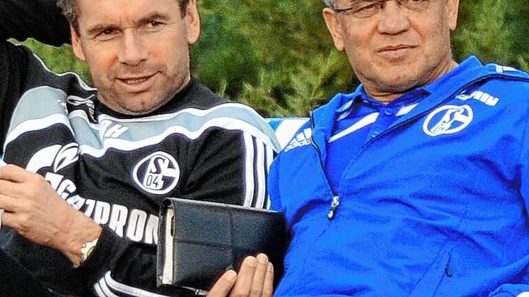 Bernd Hollerbach und Felix Magath       -  2011 als Trainerduo bei Schalke 04: Hollerbach und sein Mentor Felix Magath.