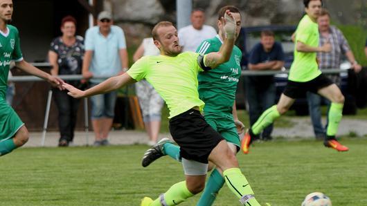 Ihm gelang das Tor zum Meisterschaft: Neuschleichachs Kapitän Nico Koch (links) traf in der Nachspielzeit zum 2:1.