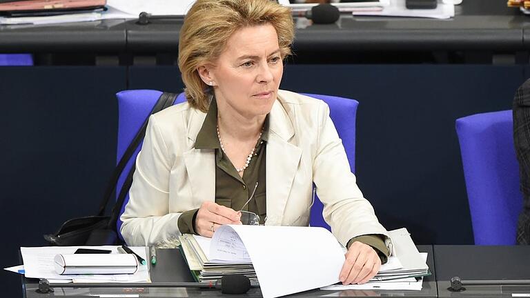 Bundestag       -  Verteidigungsministerin Ursula von der Leyen hört Redebeiträge zum Bundeswehreinsatz zur Stabilisierung Iraks im Bundestag.