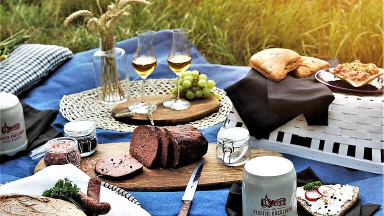 Picknick mit Schmackhaftem aus Rhöner Genussorten. Nico Fay - Picknick mit Schmackhaftem aus Rhöner Genussorten. Nico Fay Picknick mit Schmackhaftem aus Rhöner Genussorten. Nico Fay - Picknick mit Schmackhaftem aus Rhöner Genussorten. Nico Fay