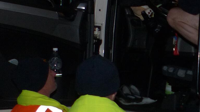 Zwei Polizeibeamte überprüfen auf der Rastanlage Haidt gegen 21.30 Uhr einen Lkw-Fahrer Zwei Polizeibeamte überprüfen auf der Rastanlage Haidt gegen 21.30 Uhr einen Lkw-Fahrer