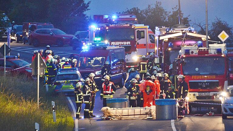 An die 100 Einsatzkräfte mit Feuerwehr, Rettungsdienst, Spezialeinheiten und Technisches Hilfswerk sowie Polizei waren bei Großeinsätzen, wie in Schönau, gefragt