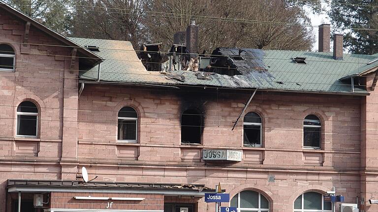 Der Bahnhof Jossa nach dem Brand von der Bahnsteigseite aus gesehen. Foto: Brigitte Betz - Der Bahnhof Jossa nach dem Brand von der Bahnsteigseite aus gesehen. Foto: Brigitte Betz Der Bahnhof Jossa nach dem Brand von der Bahnsteigseite aus gesehen. Foto: Brigitte Betz - Der Bahnhof Jossa nach dem Brand von der Bahnsteigseite aus gesehen. Foto: Brigitte Betz